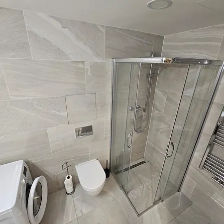 Centre New Quiet Stylish & Parking Near O2 Arena - Platce Dph - With Large Glass Balcony Daire *
