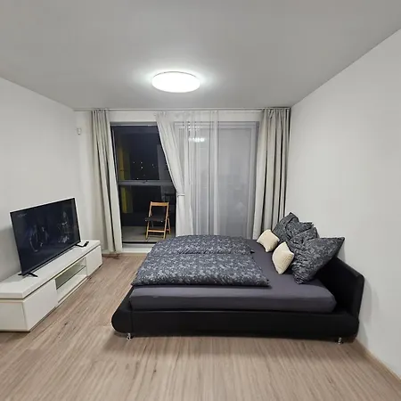 Centre New Quiet Stylish Apartment & Parking Near O2 Arena - With Large Glass Balcony Lejlighed Prag