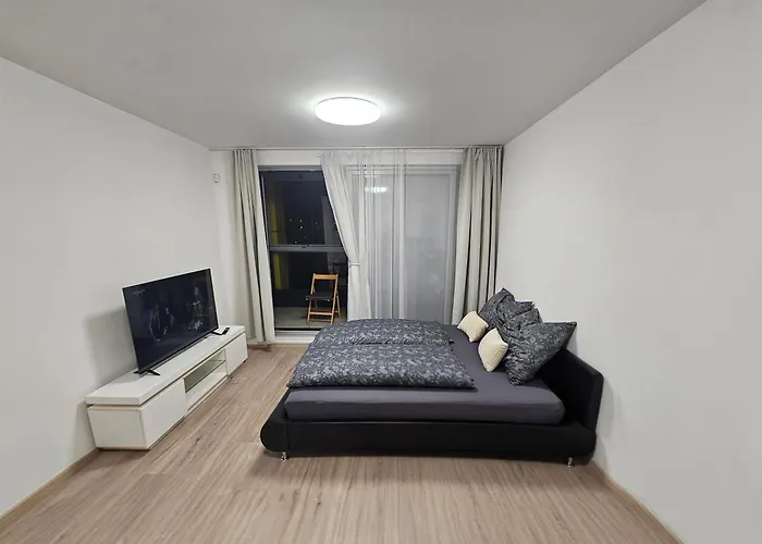Centre New Quiet Stylish Apartment & Parking Near O2 Arena - With Large Glass Balcony Lejlighed Prag