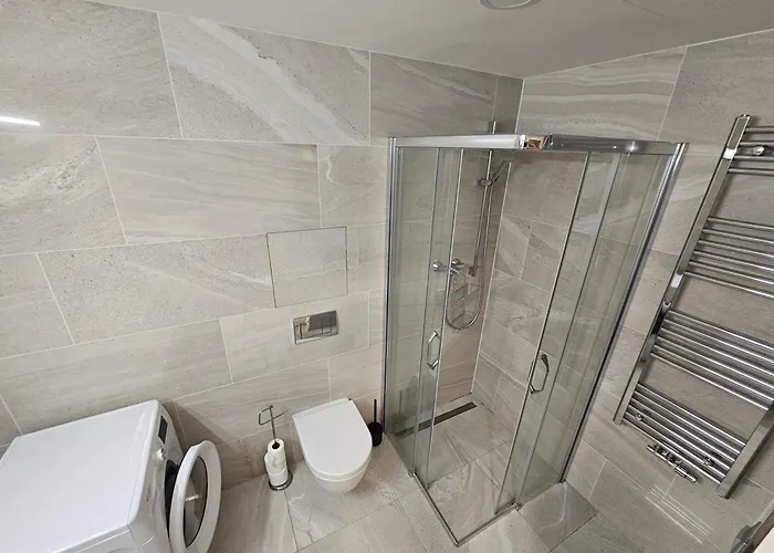 Centre New Quiet Stylish Apartment & Parking Near O2 Arena - With Large Glass Balcony Apartment *